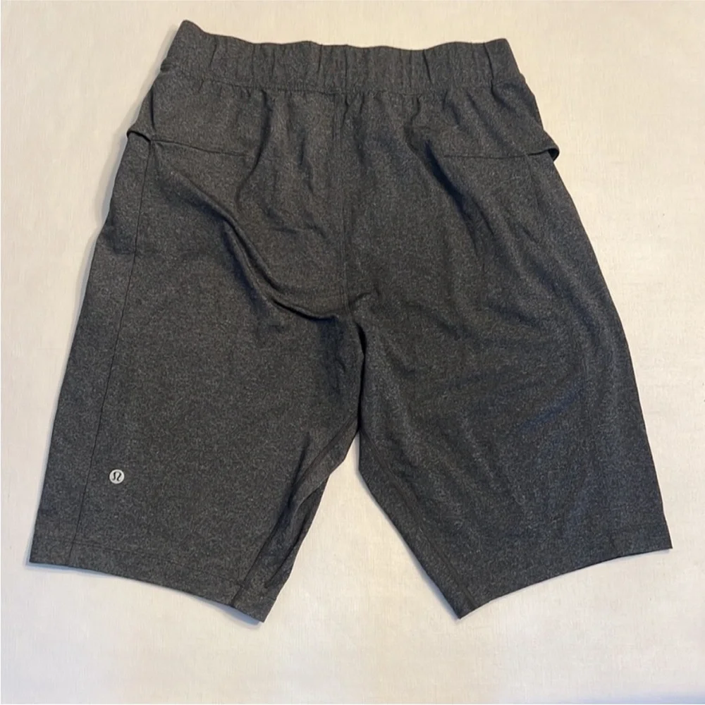 Lululemon Men’s Short, Medium. 11” inseam Linerless Charcoal Gray EUC - Picture 3 of 7